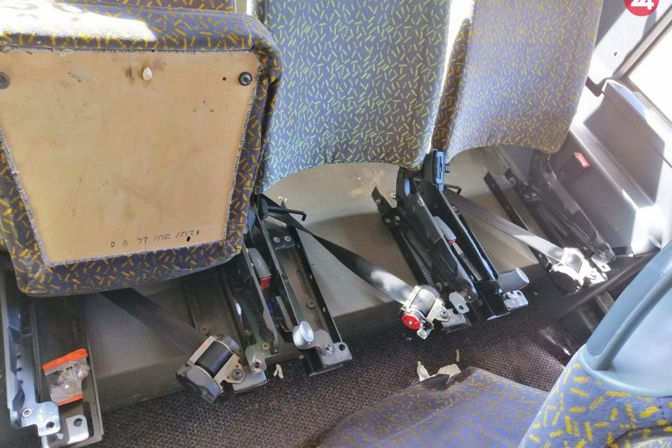 Ilustračný obrázok k článku V autobuse vyvádzal mladík z Revúckeho okresu: Vytrhol niekoľko sedačiek, FOTO