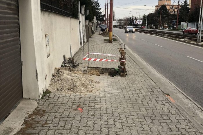 Ilustračný obrázok k článku Chodníky ako tankodromy! Výstavba Dúbravsko-Karloveskej radiály komplikuje život chodcom