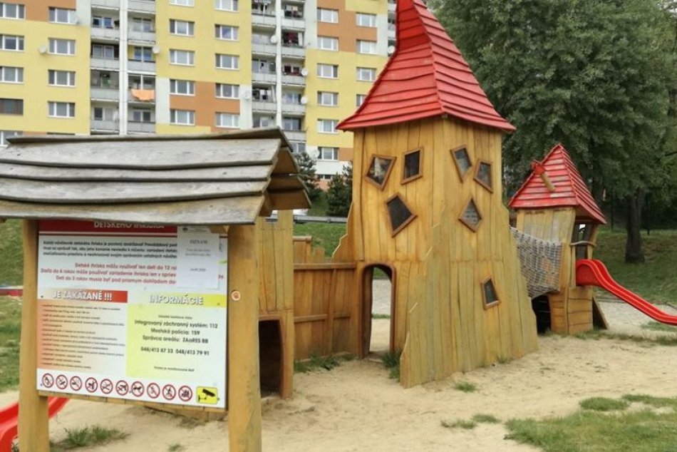 Ilustračný obrázok k článku Bystričania sa konečne dočkali: V prevádzke sú už všetky detské ihriská, FOTO