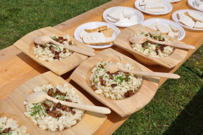 Ilustračný obrázok k článku Čím je májová bryndza výnimočná? Pár detailov vám pri kúpe prezradí, či je pravá