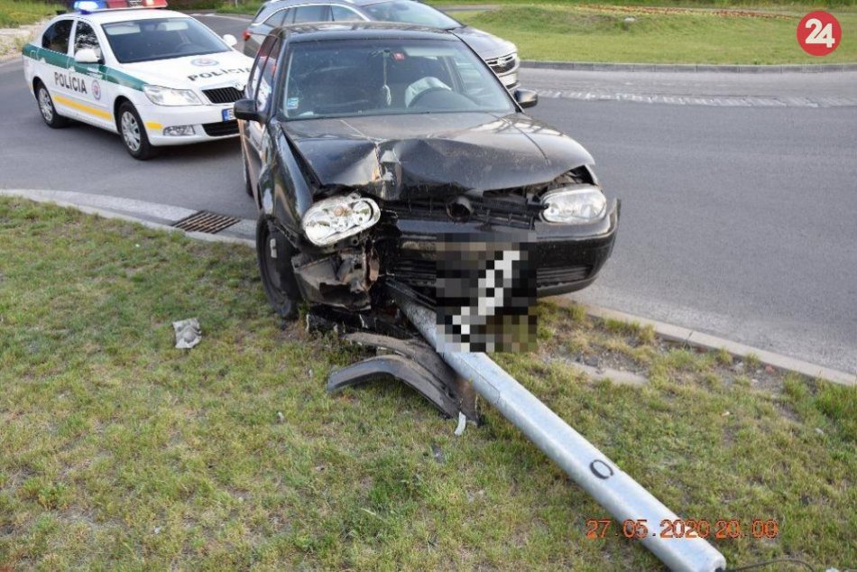 Ilustračný obrázok k článku Pri bystrickej autobuske nabúral opitý muž (71): Zrámoval značku vedľa priechodu, FOTO