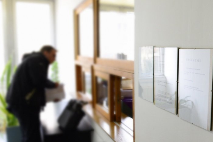 Ilustračný obrázok k článku Žiadate o pandemické ošetrovné? Na vybavovanie na pobočke sociálky zabudnite!