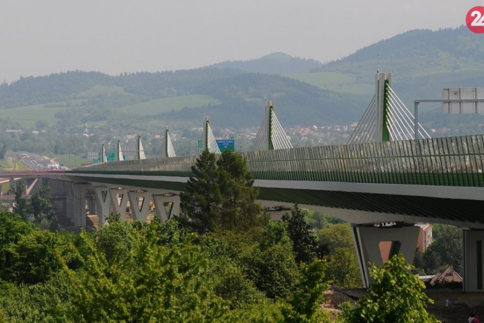 Ilustračný obrázok k článku Šoféri, počítajte s týmto: Diaľnica pri Považskej Bystrici bude mesiac obmedzená