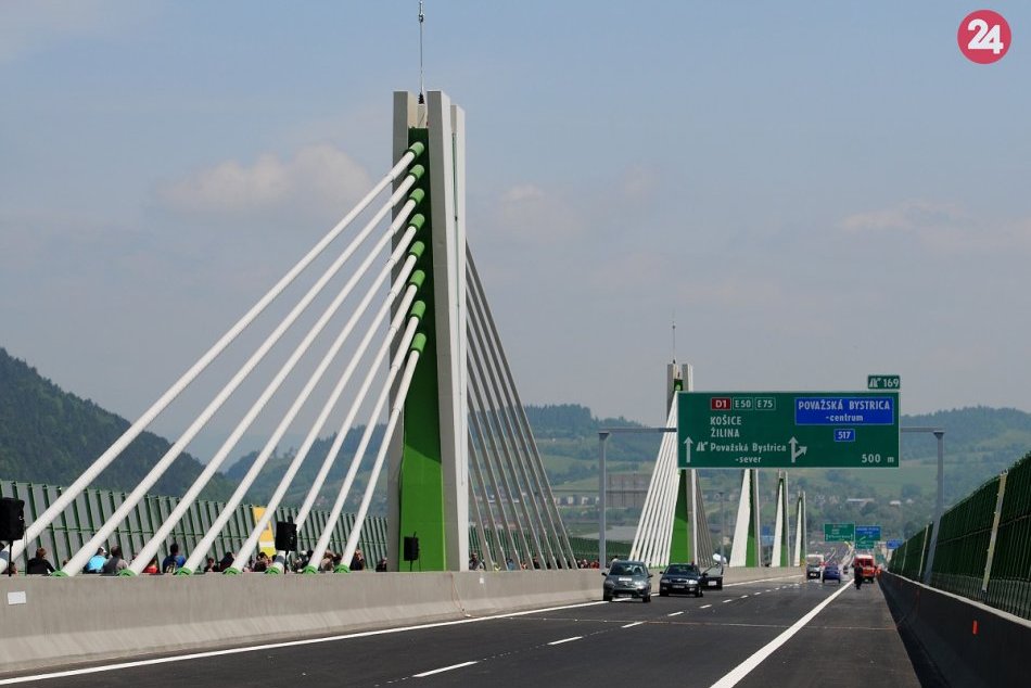 Ilustračný obrázok k článku Vodiči, pripravte sa na obmedzenia: Diaľnicu v Považskej Bystrici idú opravovať