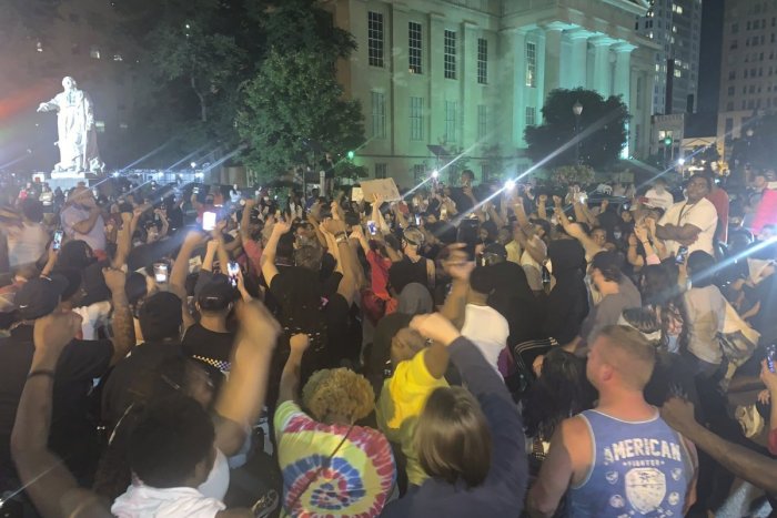 Ilustračný obrázok k článku Vlna protestov v USA proti policajnému násiliu: 7 postrelených civilistov v Louisville!