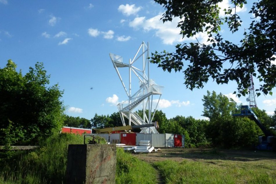 Ilustračný obrázok k článku FOTO: Výstavba novej rozhľadne pokročila. "Modlivka" sa ťahá do výšky