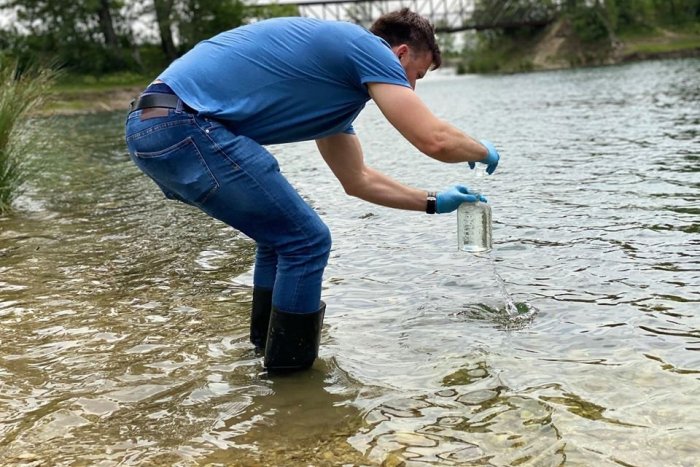 Ilustračný obrázok k článku Poplach vo Vajnoroch. V súvislosti s blízkou nelegálnou skládkou tam testovali vodu