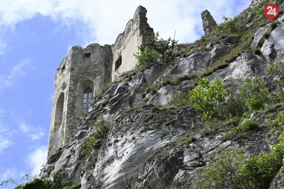 Ilustračný obrázok k článku Z fondov príde tučná suma: Hrad Beckov čaká rekonštrukcia