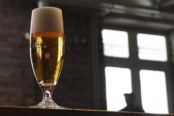 Ilustračný obrázok k článku Hrozilo, že neprežije noc. 103-ročná žena oslávila vyliečenie z koronavírusu pivom