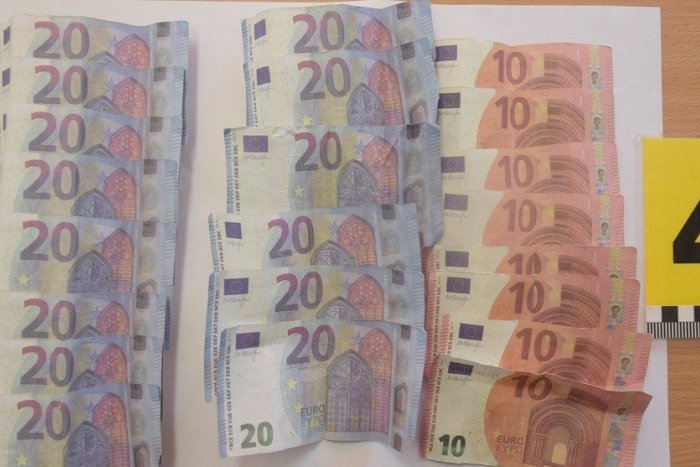 Ilustračný obrázok k článku Mladíci z Trnavského kraja platili peniazmi zo spoločenskej hry!, GALÉRIA