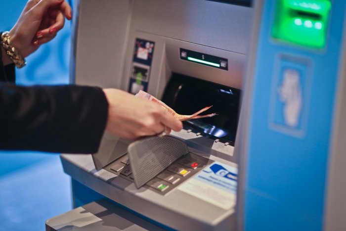 Ilustračný obrázok k článku Žena zažila šok! V banke od nej nechceli vziať peniaze