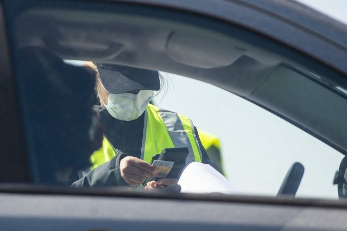 Ilustračný obrázok k článku Koronavírus úraduje aj u policajtov: Doklady nedostanete v Ilave, ale v Trenčíne