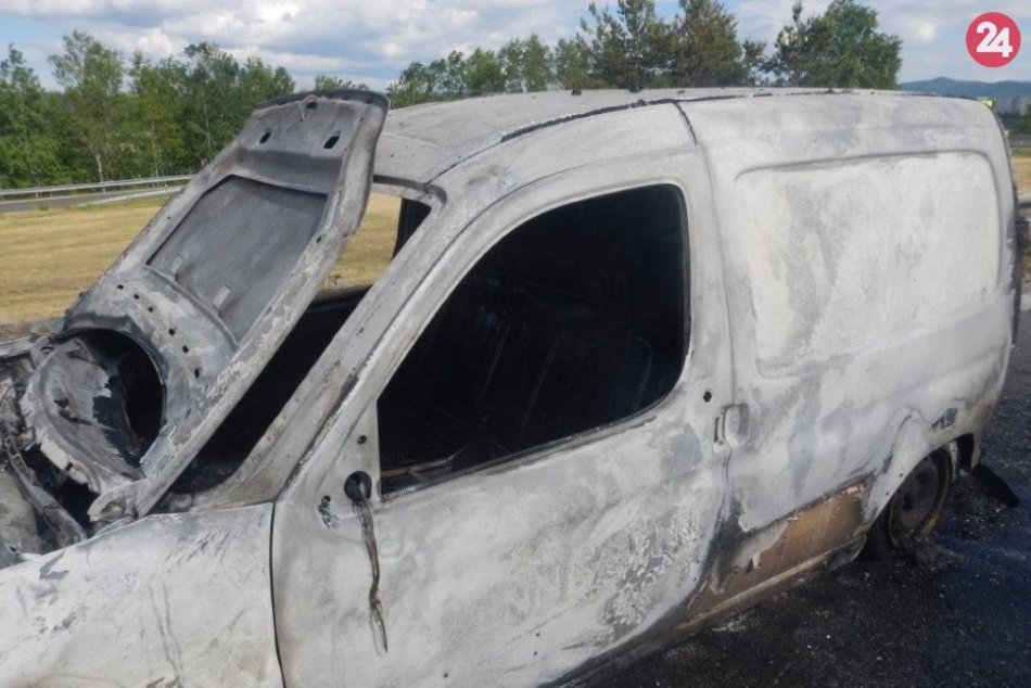 Ilustračný obrázok k článku Vodič medzi Zvolenom a Bystricou prežil krušné chvíle: Auto mu začalo horieť za jazdy