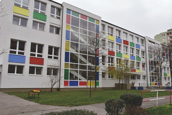 Ilustračný obrázok k článku Anonymy a osočovanie. Víťazstvo kandidátky na post riaditeľky ZŠ Riazanská má trpkú príchuť