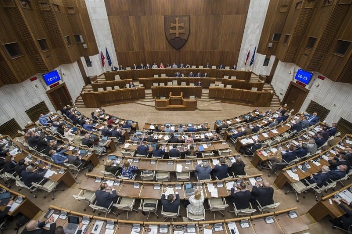 Ilustračný obrázok k článku Je rozhodnuté, poslanci schválili balík ZMIEN: Za čo bude po novom hroziť pokuta?