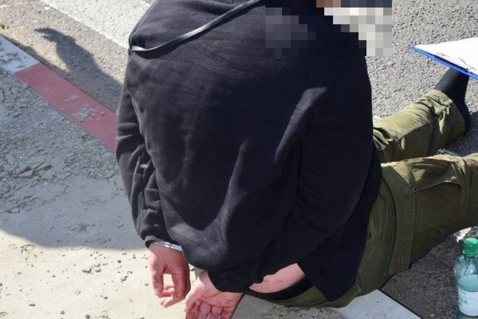 Ilustračný obrázok k článku Naháňačka ako z akčného filmu: Nočnou Karlovou Vsou zneli výstrely