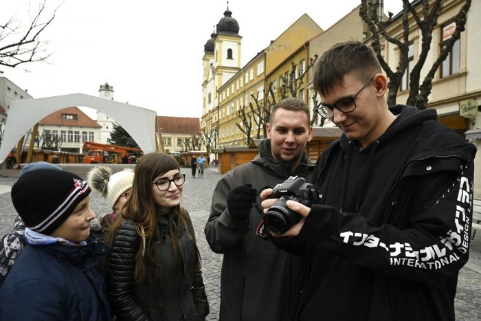 Ilustračný obrázok k článku Spájajú ich nielen rúška: Mladé nádeje z Trenčína obťažovali úrady