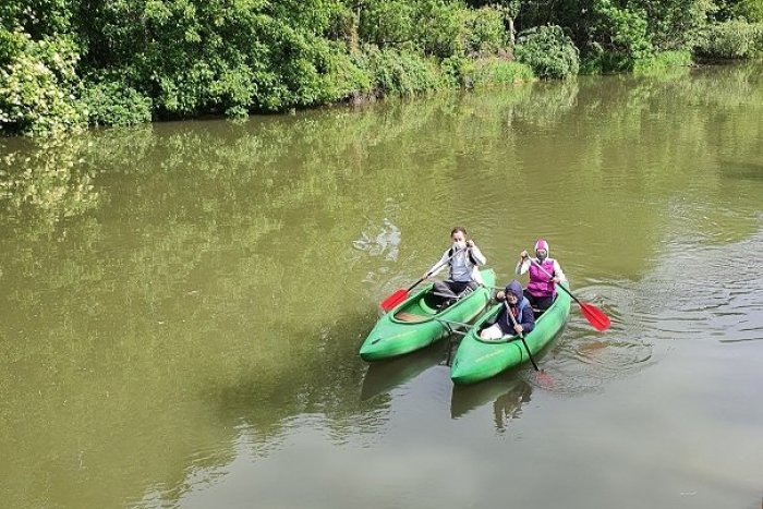 Ilustračný obrázok k článku Korzo Zálesie ponúka zážitky aj pre vodákov. Šikovní aktivisti premenili čiernu skládku na prírodný raj