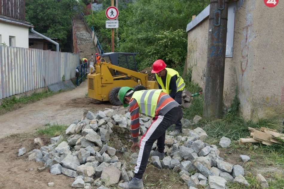 Ilustračný obrázok k článku Začala sa rekonštrukcia zanedbaného a nebezpečného schodiska pri Račom potoku, FOTO