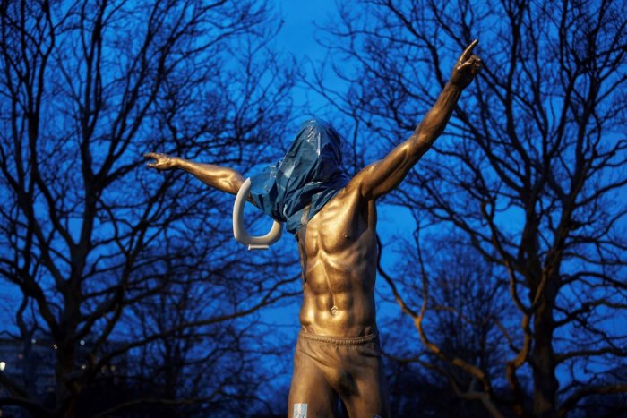 Ilustračný obrázok k článku Švédsky hrdina má doma problémy: Socha Ibrahimovičova je stále terčom VANDALOV! FOTO