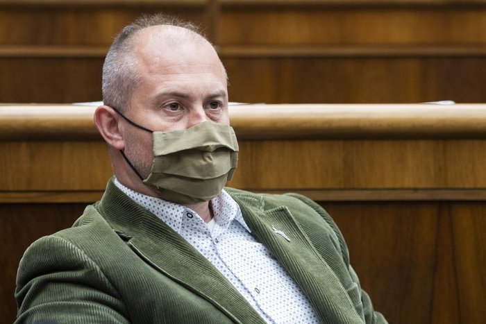 Ilustračný obrázok k článku Kotlebovci odišli s dlhým nosom. Poslanci odmietli viaceré novely z dielne ĽSNS