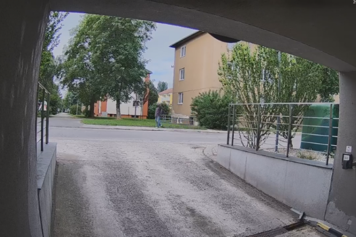 Ilustračný obrázok k článku Falošný odpočtár okradol starenku o 600 eur: Pozrite si ZÁBERY z kamery