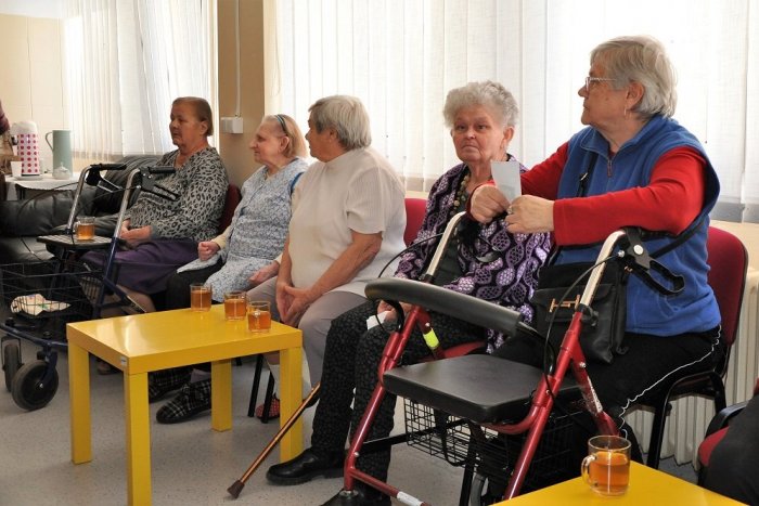 Ilustračný obrázok k článku Koniec izolácie! Zariadenie pre seniorov v Hlohovci povolilo návštevy