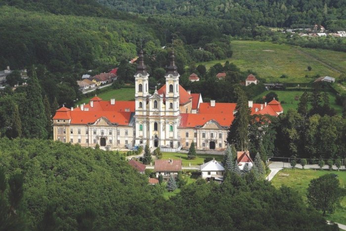 Ilustračný obrázok k článku Jaskyňa a kláštor v Jasove - je ďalším autobusovým pokoronovým výletom