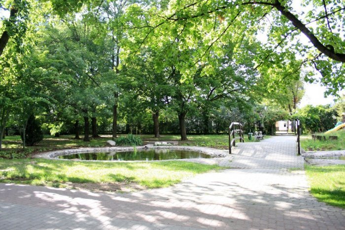 Ilustračný obrázok k článku Radnica chce zrušiť prísnu ochranu staničného parku. Časť verejnosti je pobúrená