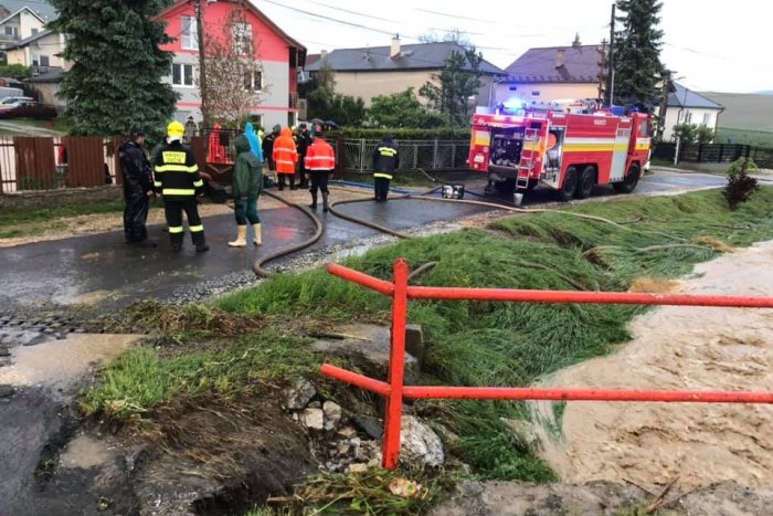 Ilustračný obrázok k článku Prívalová vlna v obci Víťaz: Voda z potoka zaplavila rodinné domy a záhrady