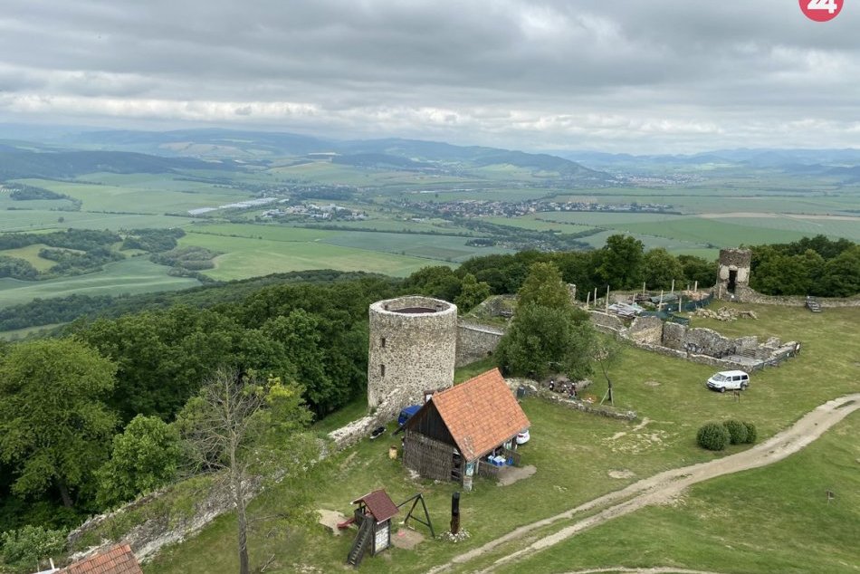 Ilustračný obrázok k článku Pracuje na ňom 35 ľudí: Šarišský hrad obnovujú starým spôsobom murovania, FOTO