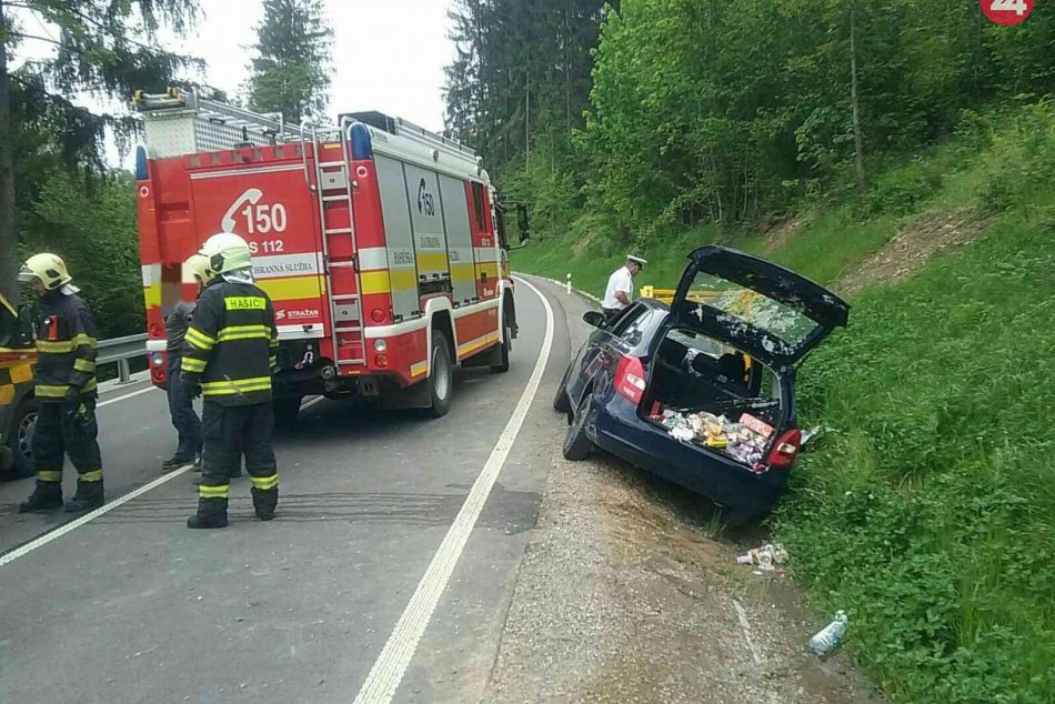 Ilustračný obrázok k článku Vážna nehoda pri Čadci: Auto vpálilo do kovovej konštrukcie, zasahuje vrtuľník
