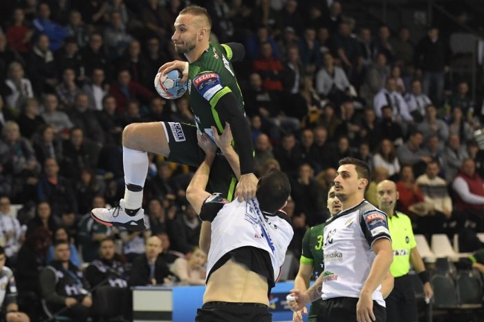 Ilustračný obrázok k článku Vynútené týždne bez zápasov využil: Hádzanár Krok podstúpil operačný zákrok