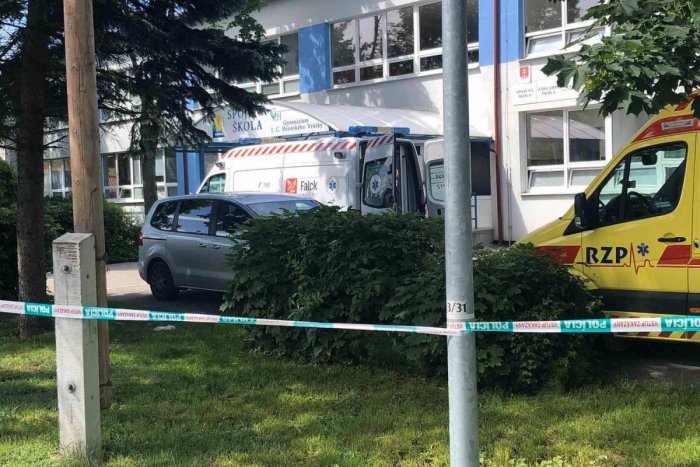 Ilustračný obrázok k článku TRAGÉDIA na škole! Útok bývalého žiaka (†22) neprežil zástupca riaditeľky, zranené sú aj deti!