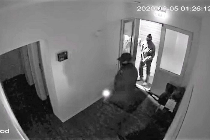 Ilustračný obrázok k článku Pat a Mat lupičmi? Jeden prišiel s čakanom, druhý s vidlami, VIDEO