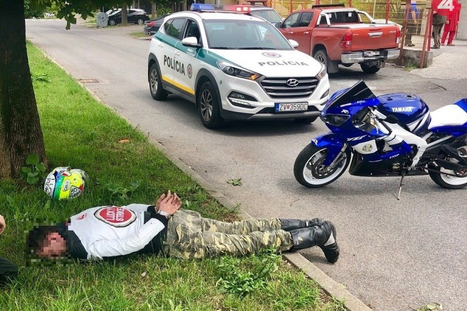 Ilustračný obrázok k článku Po Zvolene jazdil motorkár bez vodičáku: Policajtom sa pokúsil utiecť, FOTO