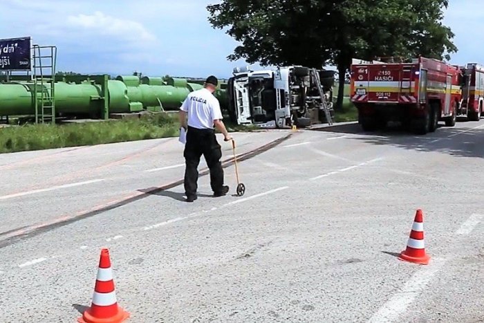 Ilustračný obrázok k článku Na Malženickej ceste sa prevrátila cisterna! Cesta ostala neprejazdná, VIDEO