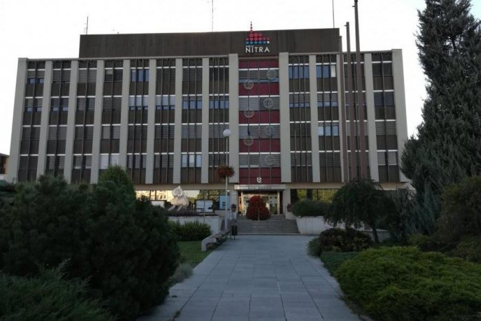 Ilustračný obrázok k článku Situácia z prvej vlny sa opakuje: Mestský úrad v Nitre je opäť zatvorený