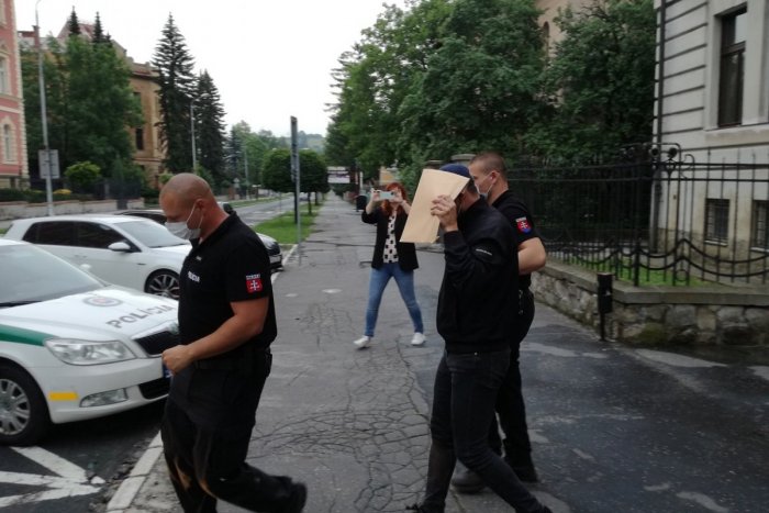 Ilustračný obrázok k článku Podnikateľ s drevom obvinený z úplatkárstva ide do väzby