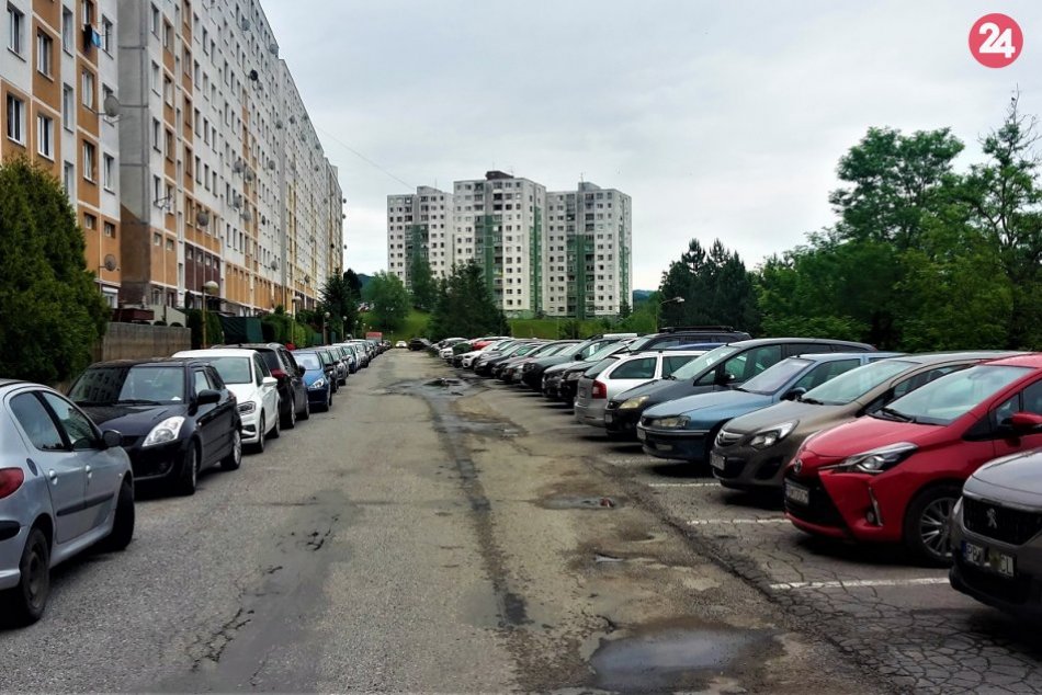 Ilustračný obrázok k článku Parkovanie na garážach na Rozkvete ide do súkromných rúk: Aký je záujem?