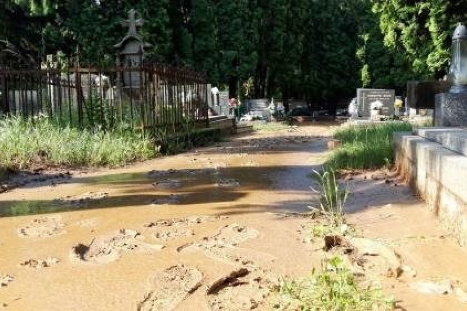 Ilustračný obrázok k článku Búrka narobila poriadne problémy: Mestský cintorín zalialo blato, FOTO