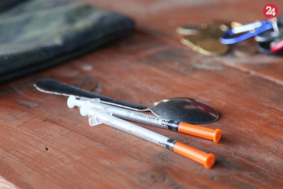 Ilustračný obrázok k článku SVET O SLOVENSKU: V aute našli knihu receptov na varenie drog a chemikálie