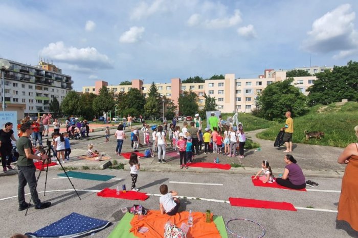 Ilustračný obrázok k článku Makali malí aj veľkí. Biskupičania si spoločne skrášlili ihrisko uprostred sídliska