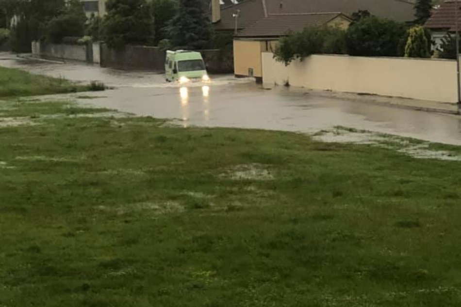 Ilustračný obrázok k článku FOTO: Prietrž mračien zatopila Jarovce. Ulicami sa valili prúdy vody!