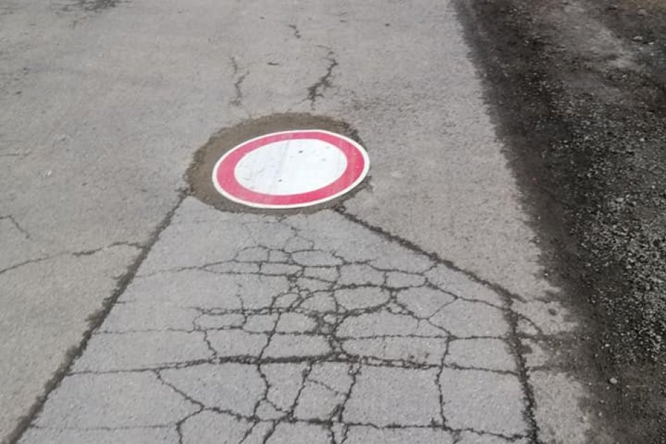 Ilustračný obrázok k článku Kuriozita pri Prešove: Problematiku výtlkov ktosi vyriešil naozaj netradične, FOTO