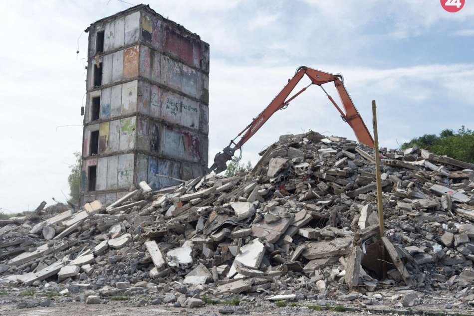 Ilustračný obrázok k článku Bytovku s narušenou statikou na Luníku IX už zbúrali, na sídlisku sa opäť bude stavať, VIDEO