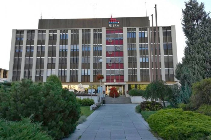 Ilustračný obrázok k článku Vodiči, zbystrite! Parkovanie pred mestským úradom už nebude zadarmo