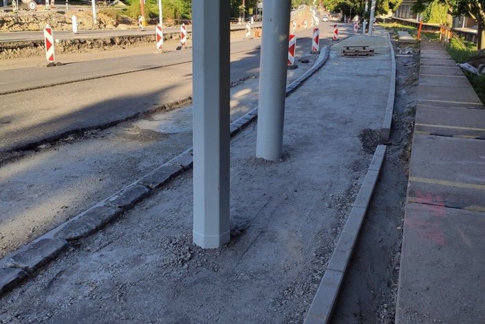 Ilustračný obrázok k článku Stĺpy v strede chodníka na radiále vyvolali vášne. Nateraz sa však s nimi hýbať nedá