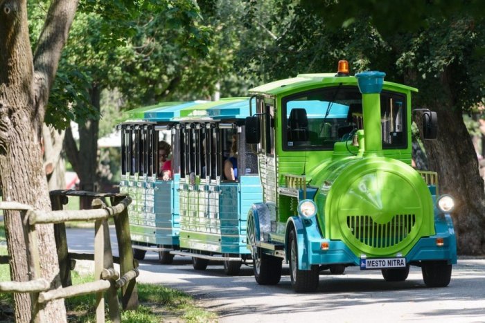 Ilustračný obrázok k článku Turistický vláčik sa vráti do ulíc Nitry: Premávať bude od júla