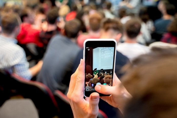 Ilustračný obrázok k článku Online prednášky sú pre vysokoškolákov v pohode, ukázal prieskum univerzity